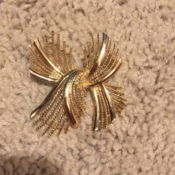 Vintage Textured Gold Tone Flowing X Sash Bow 70's Modernist Brooch - Picture 1 of 3